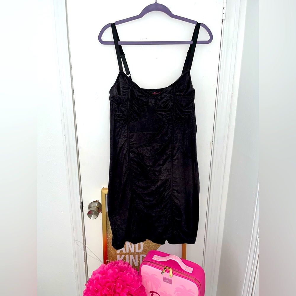 Elegant Black Women's Nightdress